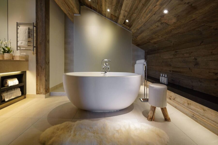 chalet-leona-master-bathroom-free-standing-bathtub-luxury-verbier